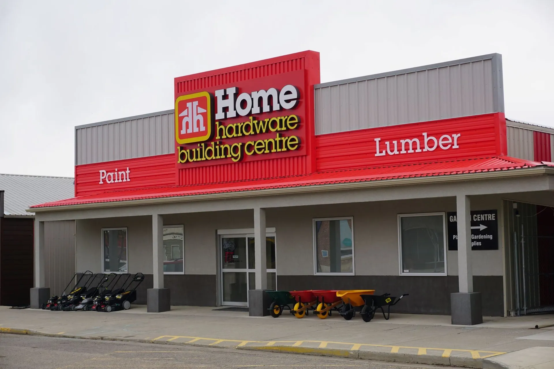 Home Hardware Building Centre storefront in Raymond, Alberta